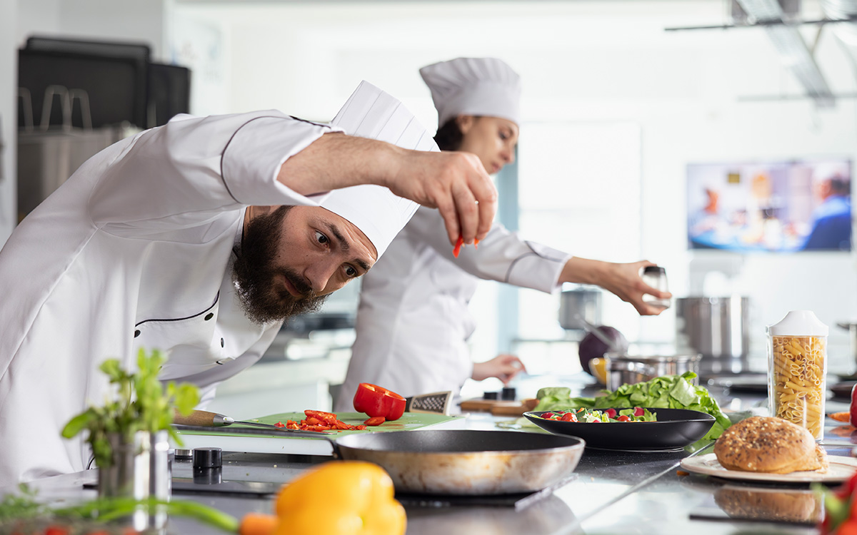 Buenas prácticas para organizar tu cocina en horas pico
